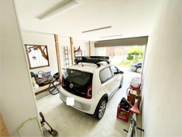 築59年の中古戸建の和室をインナーガレージにリノベーション＊ 時を重ねた素材の表情を活かしながら、現代風にリノベーションしたガレージ